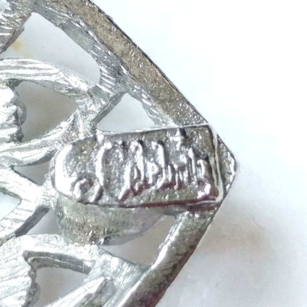 CELEBRITY SILVERTONE HEART SHAPED SCARF CLIP - VINTAGE SCARF HOLDER - Picture 4 of 5